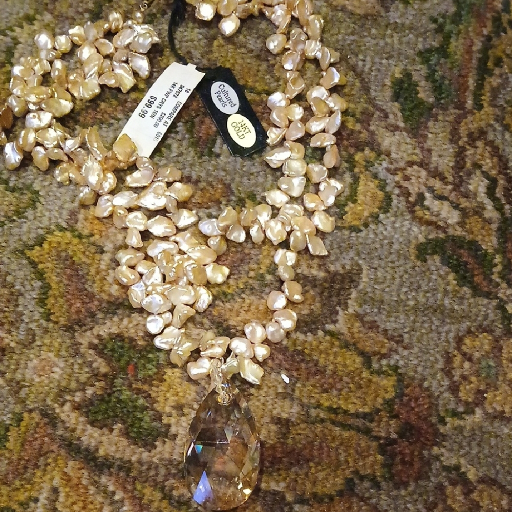 Chic Gold Pearl Necklace with Crystal Pendant